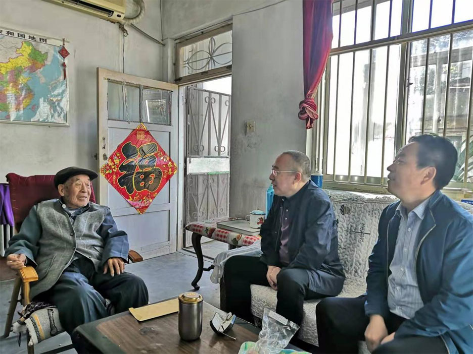 集團領(lǐng)導重陽節(jié)走訪看望離退休老干部(圖2) 集團領(lǐng)導重陽節(jié)走訪看望離退休老干部(圖2)