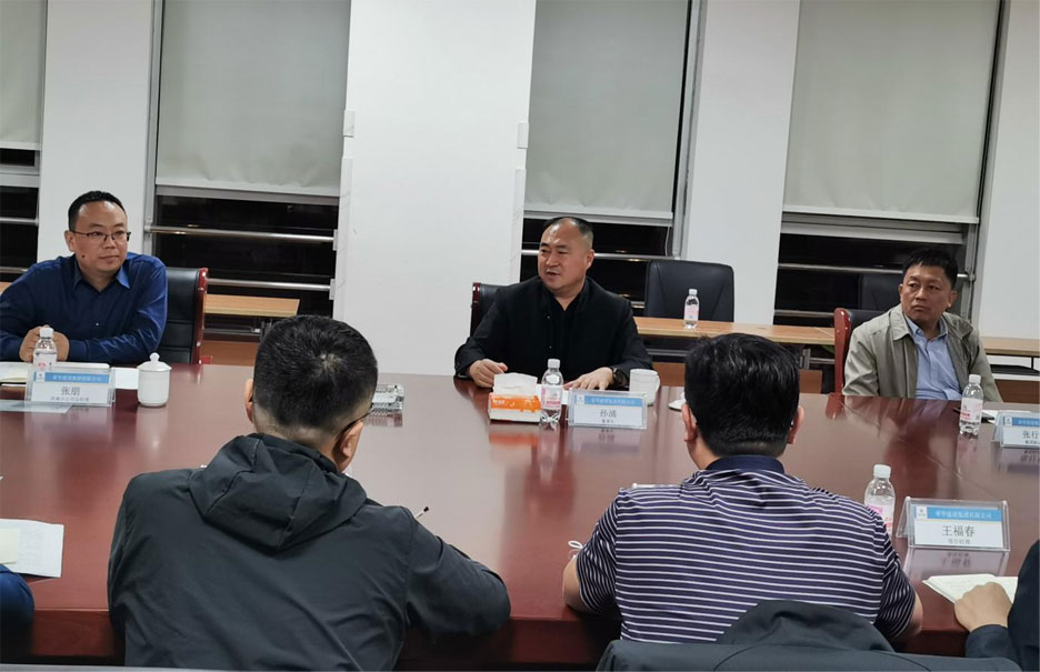 孫涌董事長(zhǎng)蒞臨濟(jì)南分公司視察指導(dǎo)工作10月13日，集團(tuán)公司董事長(zhǎng)孫涌蒞臨濟(jì)南分公司視察指導(dǎo)工作，副總裁兼總工程師張行良陪同視察。 13日下午，孫涌董事長(zhǎng)來到濟(jì)南分公司駐地，與濟(jì)南分公司總經(jīng)理張朋、項(xiàng)目(圖1)