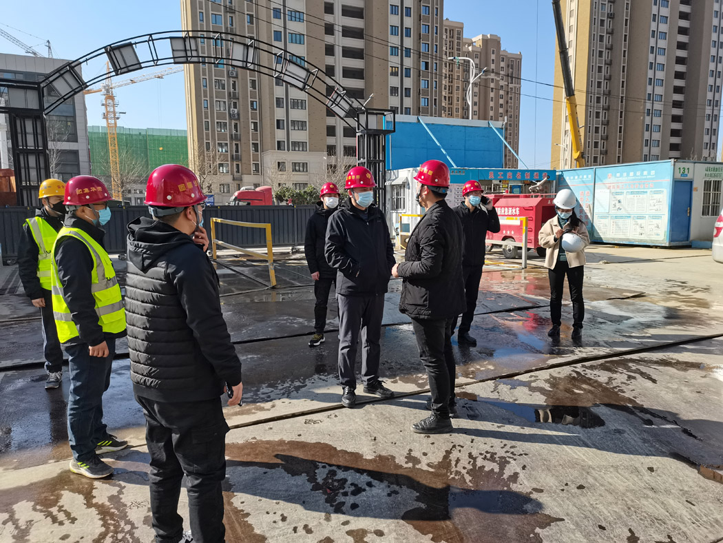 煙臺芝罘區(qū)住建局領導蒞臨集團施工的龍湖春江天璽小區(qū)項目指導疫情防控工作(圖1) 煙臺芝罘區(qū)住建局領導蒞臨集團施工的龍湖春江天璽小區(qū)項目指導疫情防控工作(圖1)