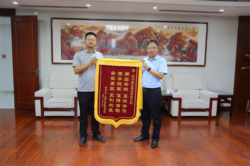 開發(fā)區(qū)分公司第五十四項(xiàng)目部收到青島萬科公司送來的錦旗及表揚(yáng)信(圖1)