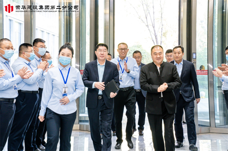 董事長(zhǎng)孫涌出席榮華建設(shè)集團(tuán)第二分公司喬遷揭牌儀式(圖1) 董事長(zhǎng)孫涌出席榮華建設(shè)集團(tuán)第二分公司喬遷揭牌儀式(圖1)